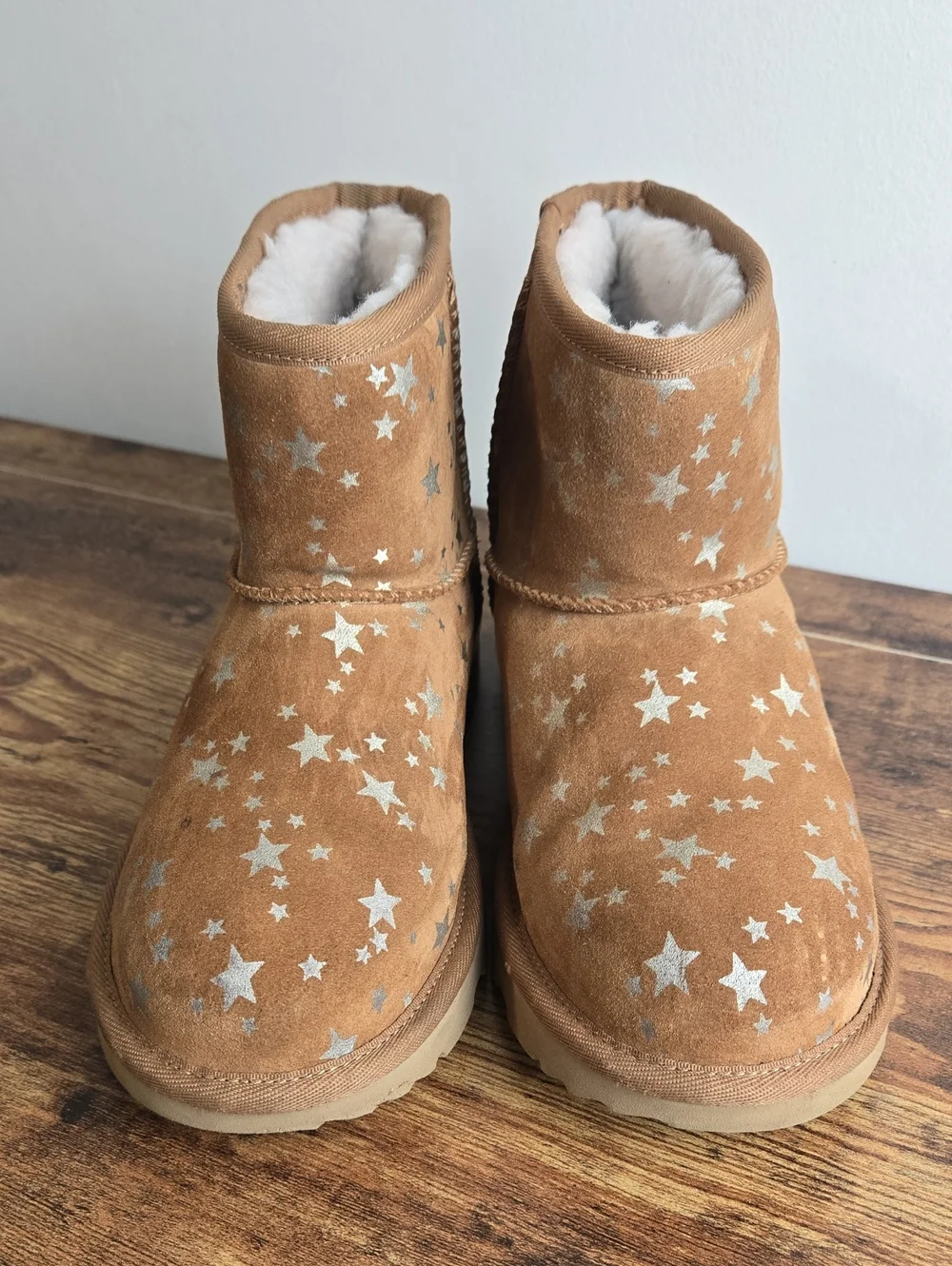 UGG Kids' Classic Mini II Stars Chestnut Suede Shearling Boot Sz 6Y Cabincore